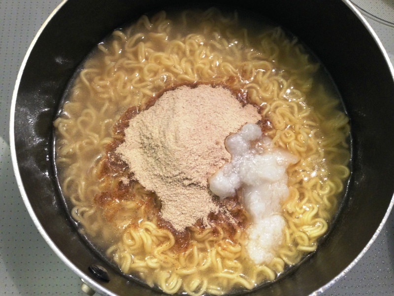 袋麺「一蘭ラーメン」に粉末スープと特製油を入れる